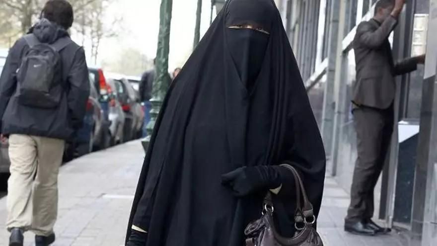 Vox y PP abogan por prohibir el uso del burka en edificios municipales de Gijón frente al rechazo de Foro, IU y Podemos