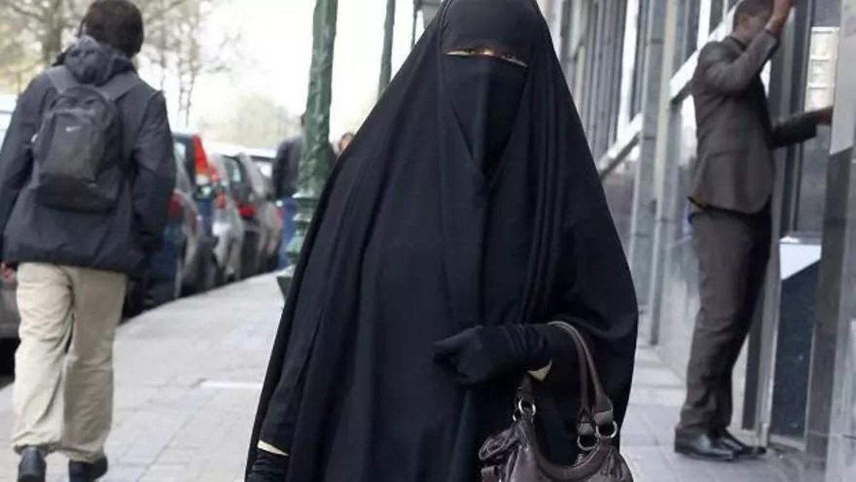 Vox y PP defienden el uso del burka en edificios municipales de Gijón frente al rechazo de Foro, IU y Podemos