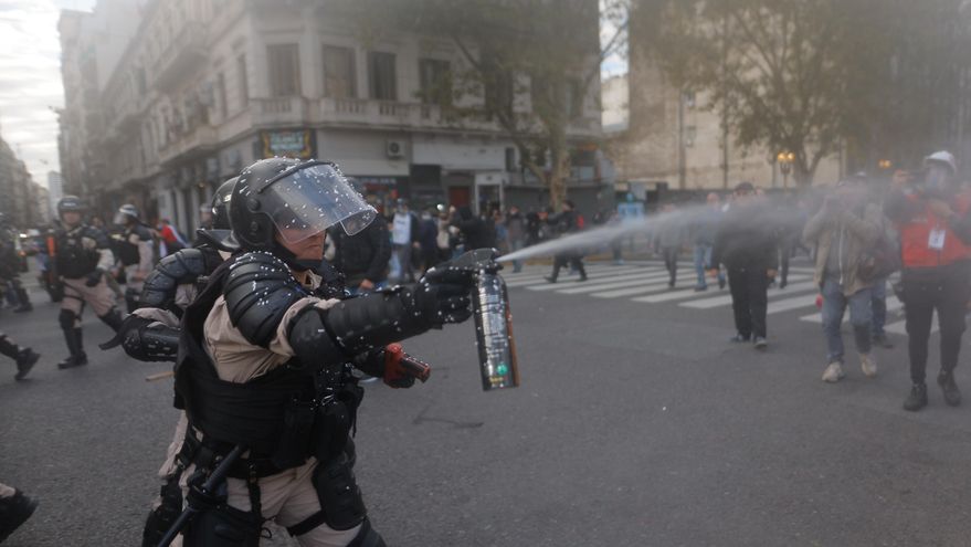 Jubilados argentinos vuelven a ser repelidos por la policía en protesta ante el Parlamento