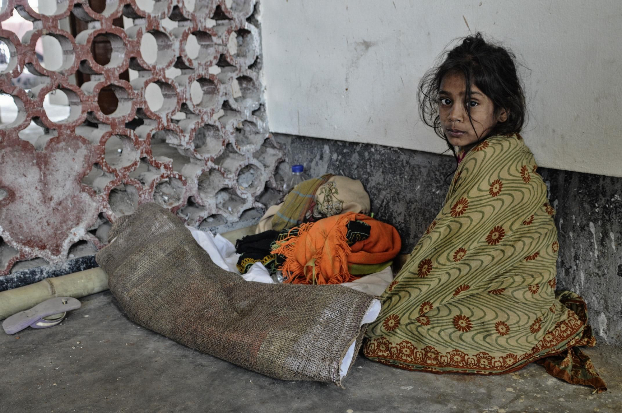 Una niña vive en la estación central de Dacca (Bangladesh), donde los abusos sexuales y físicos, así como el consumo de drogas, son habituales./ Zigor Aldama.