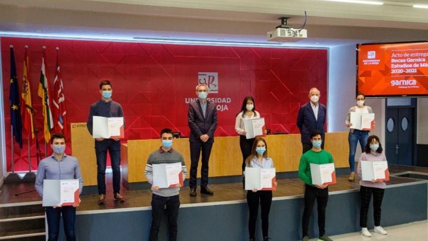 Nueve estudiantes de máster de la UR, becados por la empresa riojana Garnica