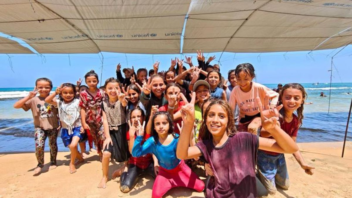 Un grupo de niñas tras una clase de natación.