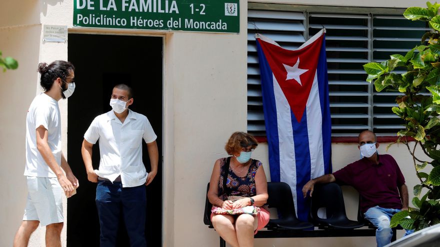 Varias personas esperan fuera de un consultorio médico para vacunarse con la vacuna cubana Abdala contra la covid-19 en La Habana (Cuba), en una fotografía de archivo. EFE/Ernesto Mastrascusa