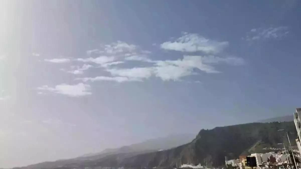 Imagen de archivo de un día poco nuboso con ligera calima en La Palma.