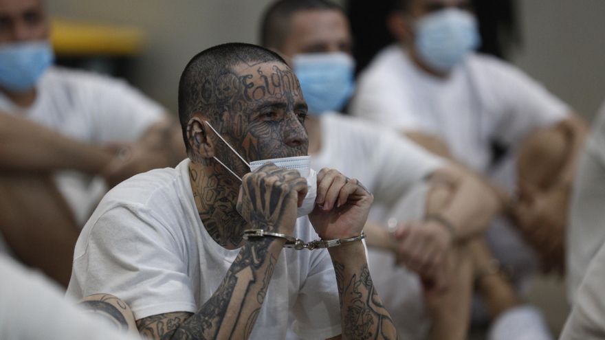 El ministro costarricense de Justicia recorre la cárcel salvadoreña símbolo contra maras