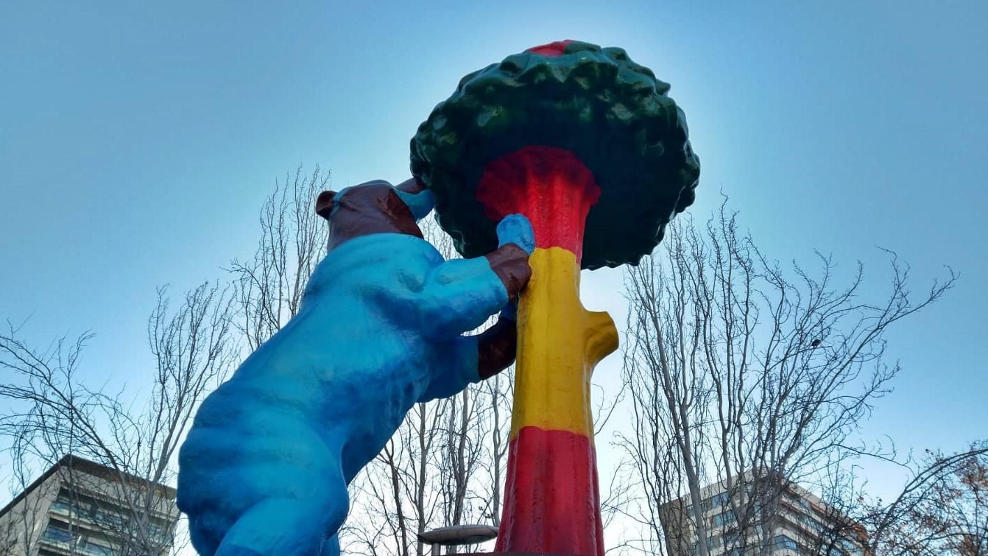 Estatua del oso y el madroño dedicada a los sanitarios a las puertas de la Fundación Jiménez Díaz