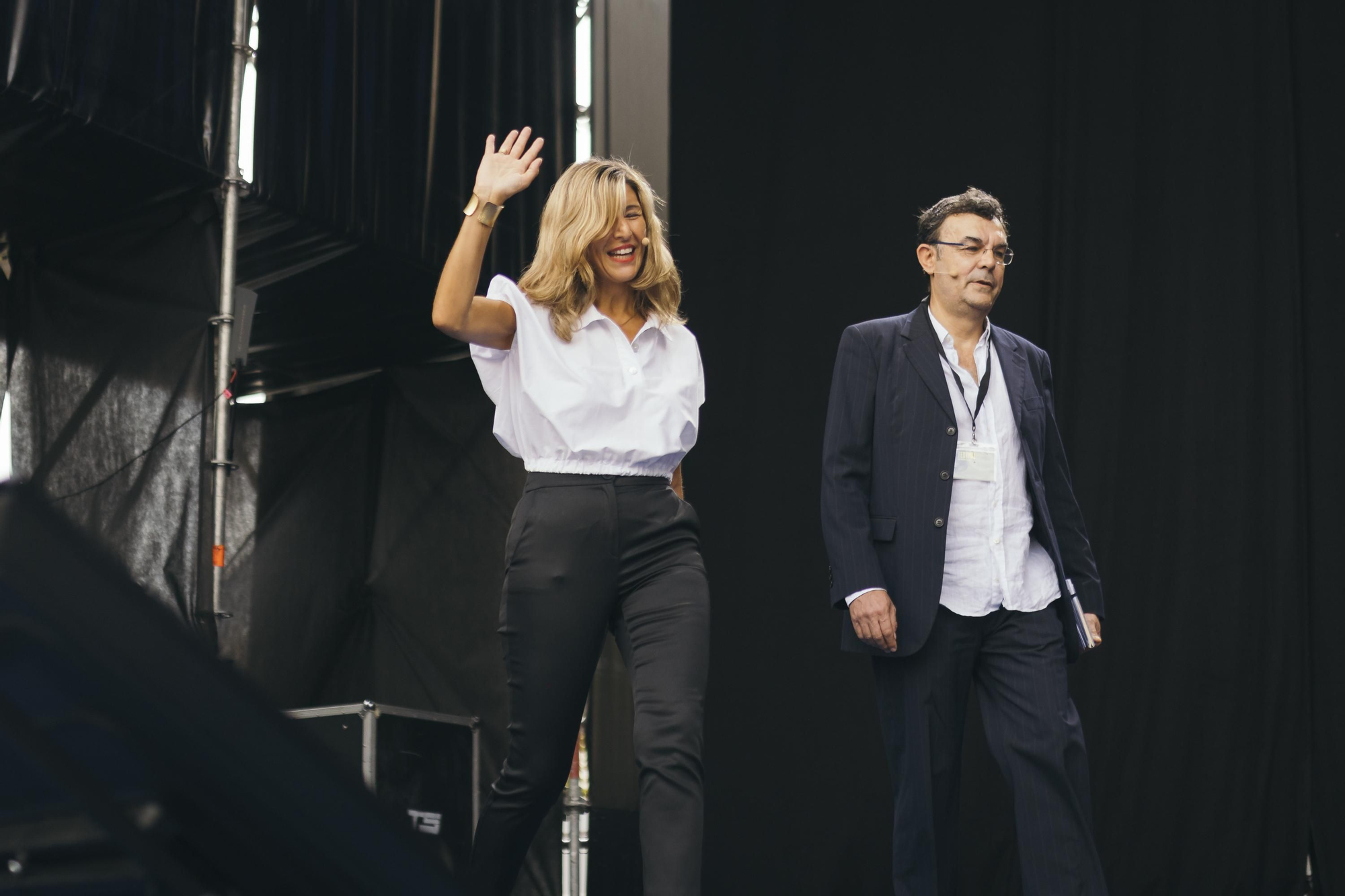 Yolanda Díaz sale al escenario junto con Iñigo Sáenz de Ugarte, subdirector de elDiario.es