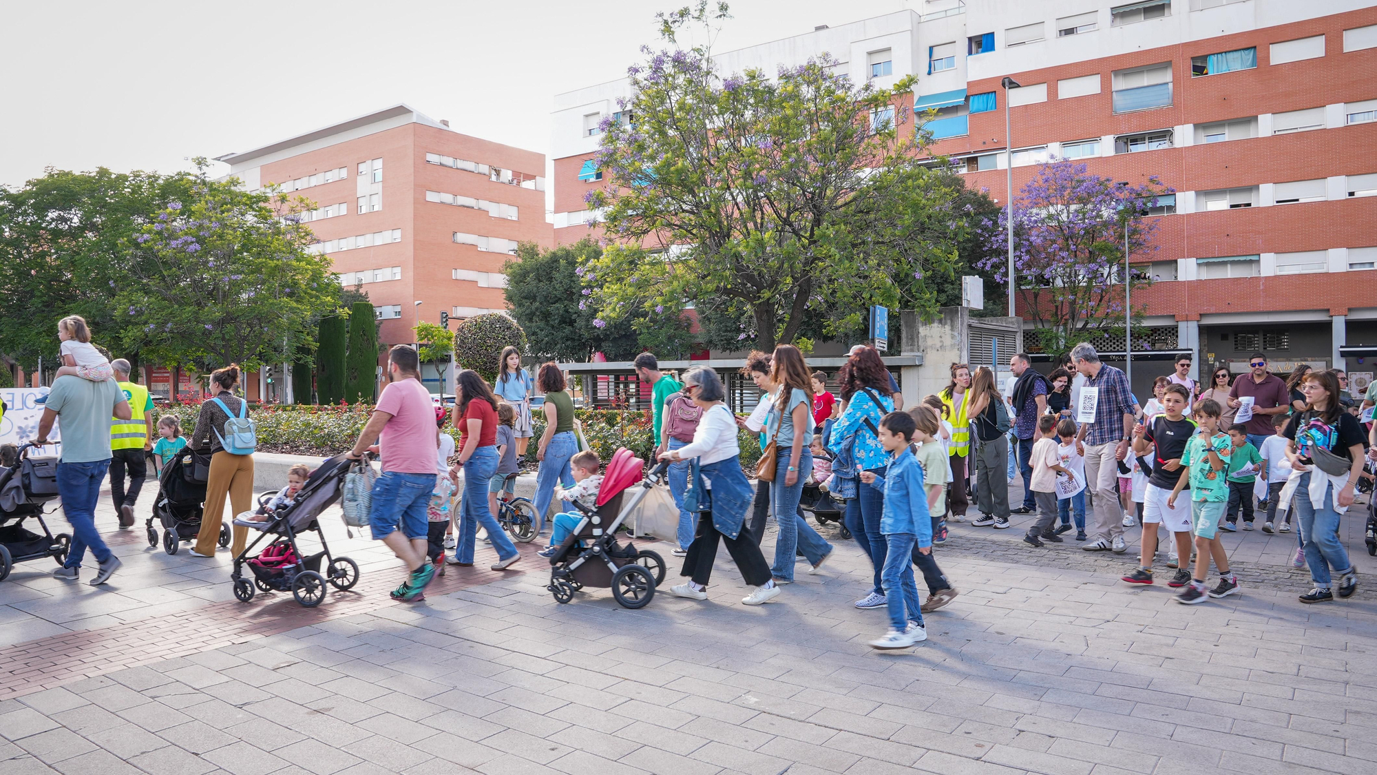 Ruta de familias CEIP Hernán Ruiz у CEIP López Diéguez para reclamar más líneas educativas en ambos centros