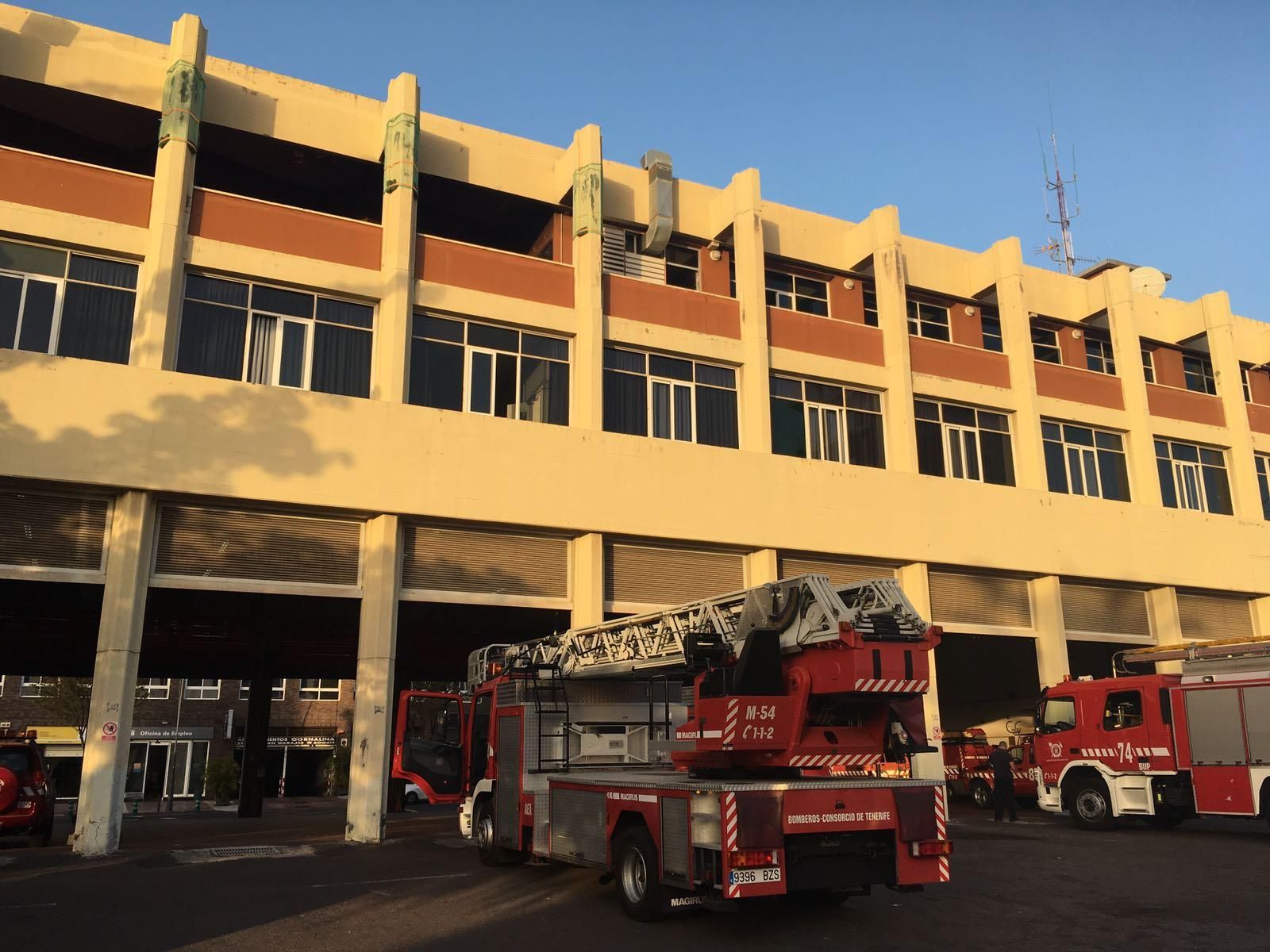 Fachada del parque de bomberos de Santa Cruz, con partes sujetas para evitar desprendimientos