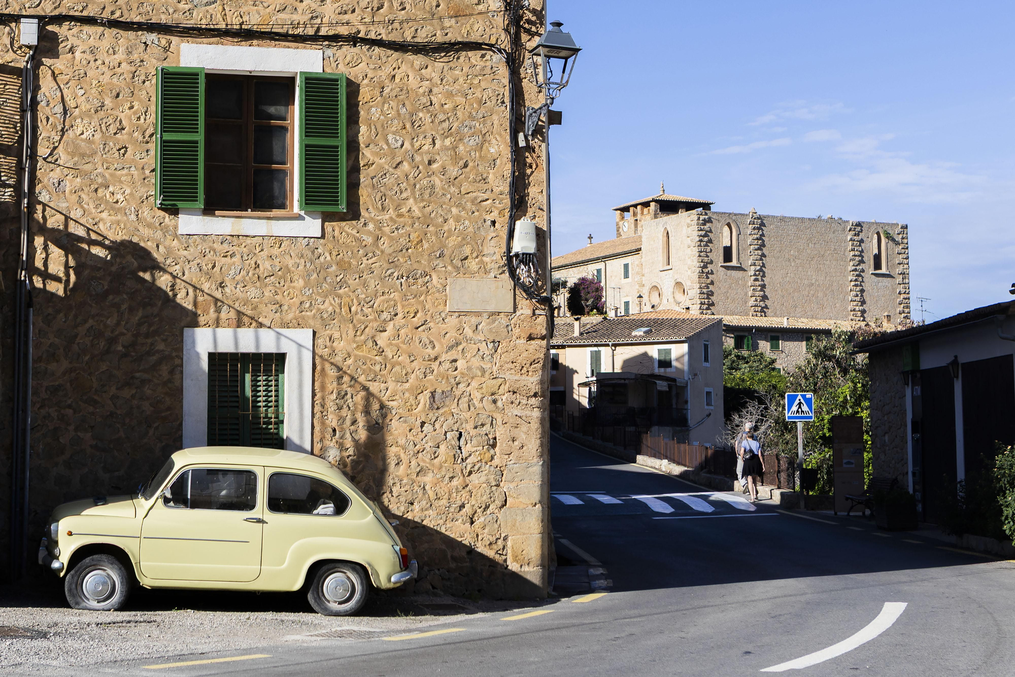 Turistas paseando por Estellencs
