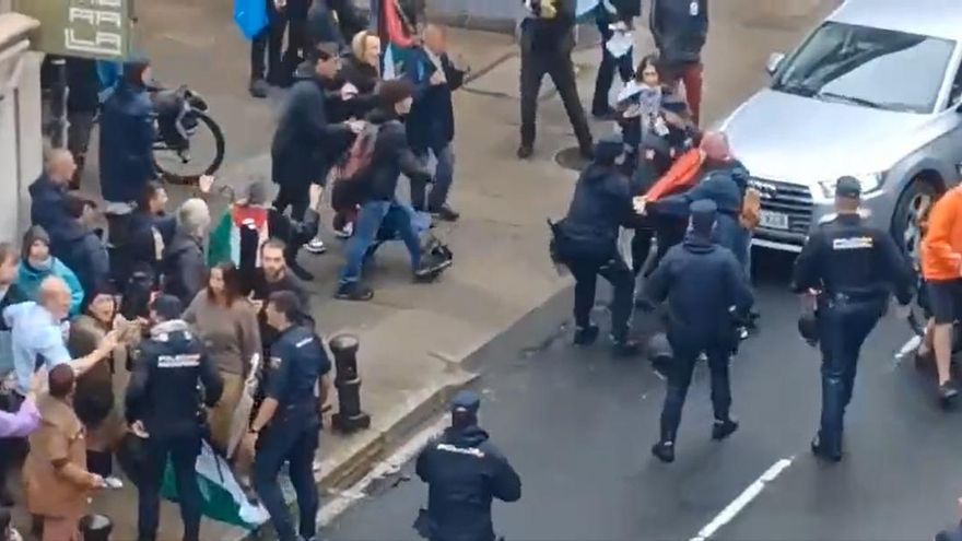 Cargas policiales tras la manifestación por Palestina en Santiago de Compostela