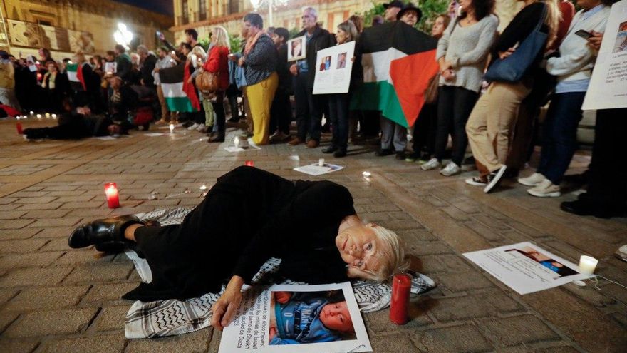 Una mujer participa en una vigilia por los niños muertos en Palestina, este miércoles en Sevilla.