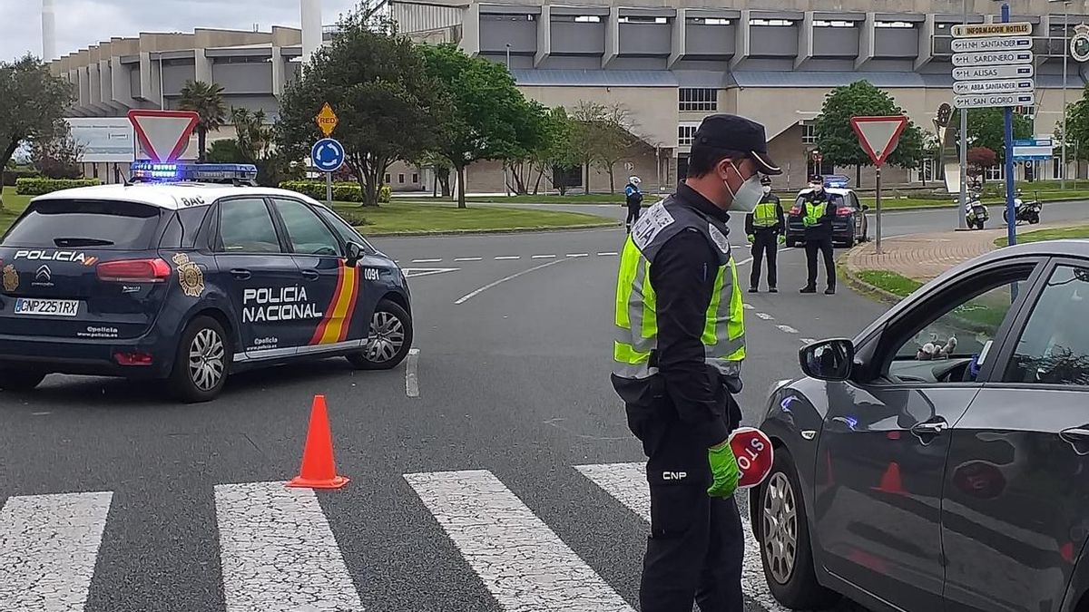 Control policial a la entrada de Santander.