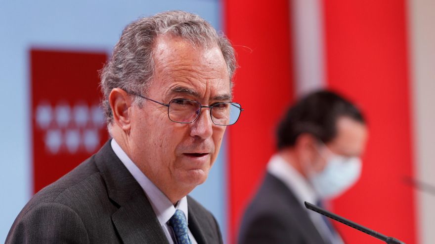 El Consejero de Educación, Universidades, Ciencia y Portavoz del Gobierno, Enrique Ossorio (i), en una imagen de archivo. EFE/ Mariscal