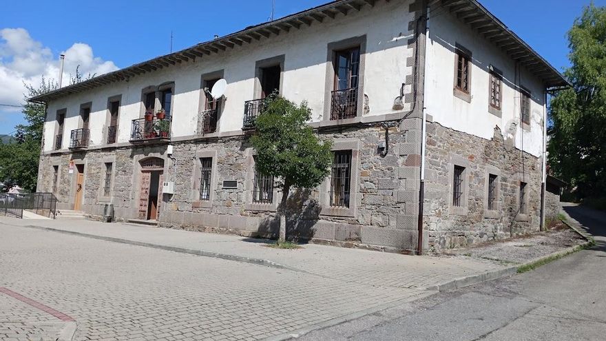 Trece autores piscardos donan 34 de sus libros a la biblioteca de su pueblo, Caboalles de Abajo