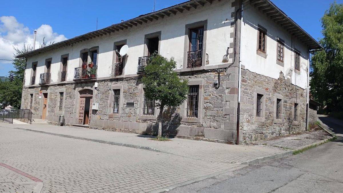 Edificio del Economato de Caboalles de Abajo, hoy consultorio y biblioteca.