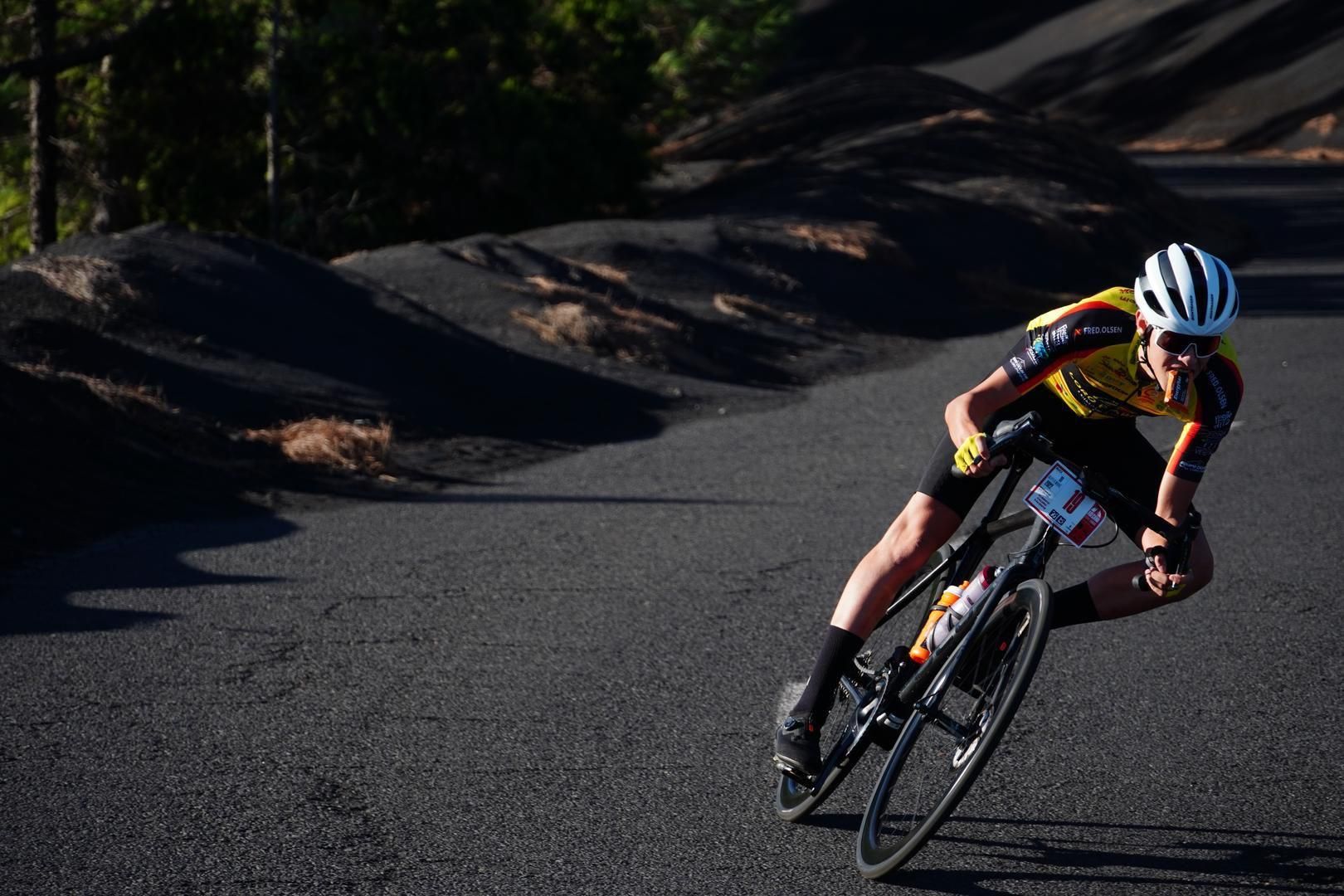 Alberto Calero pasa junto a montañas de ceniza durante la 'Volcano Gran Fondo'.