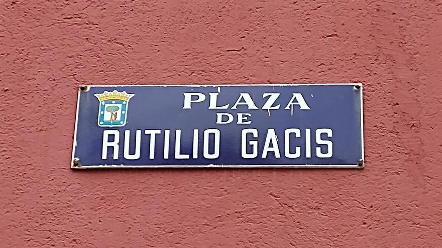 Placa dedicada al escultor Rutilio Gaci, todavía con la errata