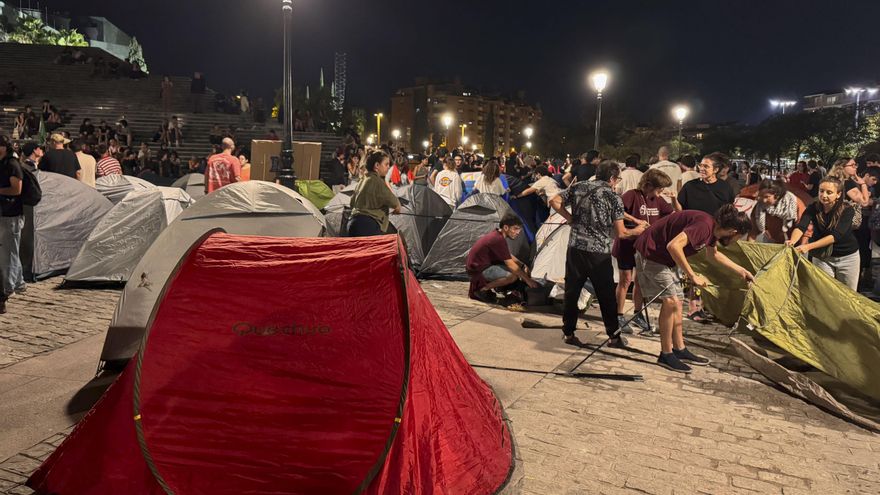 Varias tiendas de campaña se han instalado este sábado en la explanada del Palacio de Congresos de Granada .