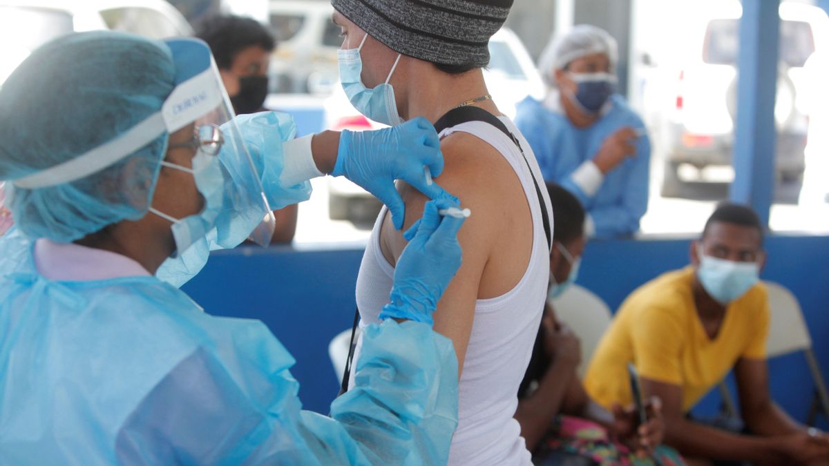 Una persona recibe una dosis de la vacuna Pfizer contra la covid-19 hoy, en una jornada para mayores de 60 años, personas con discapacidad y personal de aseo en el distrito de San miguelito en el barrio Torrijos Carter en Ciudad de Panamá (Panamá). EFE/Carlos Lemos