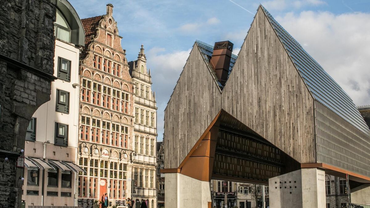 El Stadshal, o pabellón municipal, contrastando en el casco histórico de Gante.