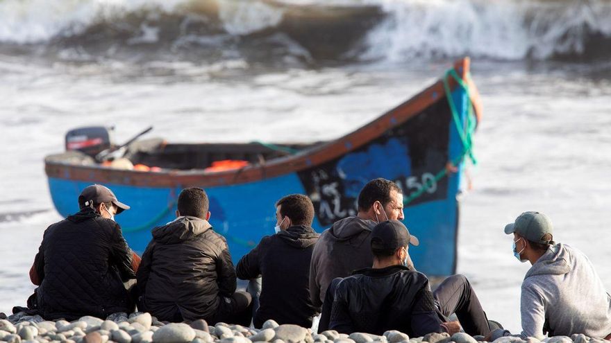 Un buque mercante rescata a los ocupantes de una patera que se hundía en el Atlántico