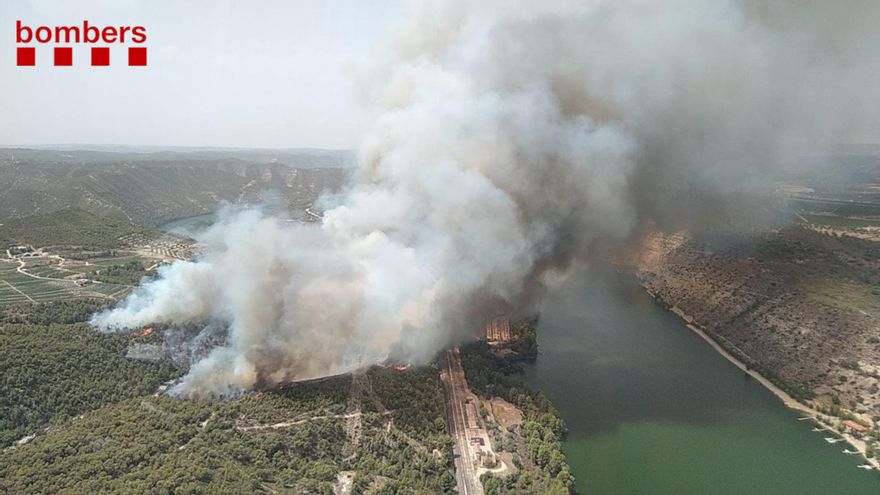 Un incendio en la Terra Alta (Tarragona) moviliza 40 dotaciones de bomberos y obliga a desalojar un camping