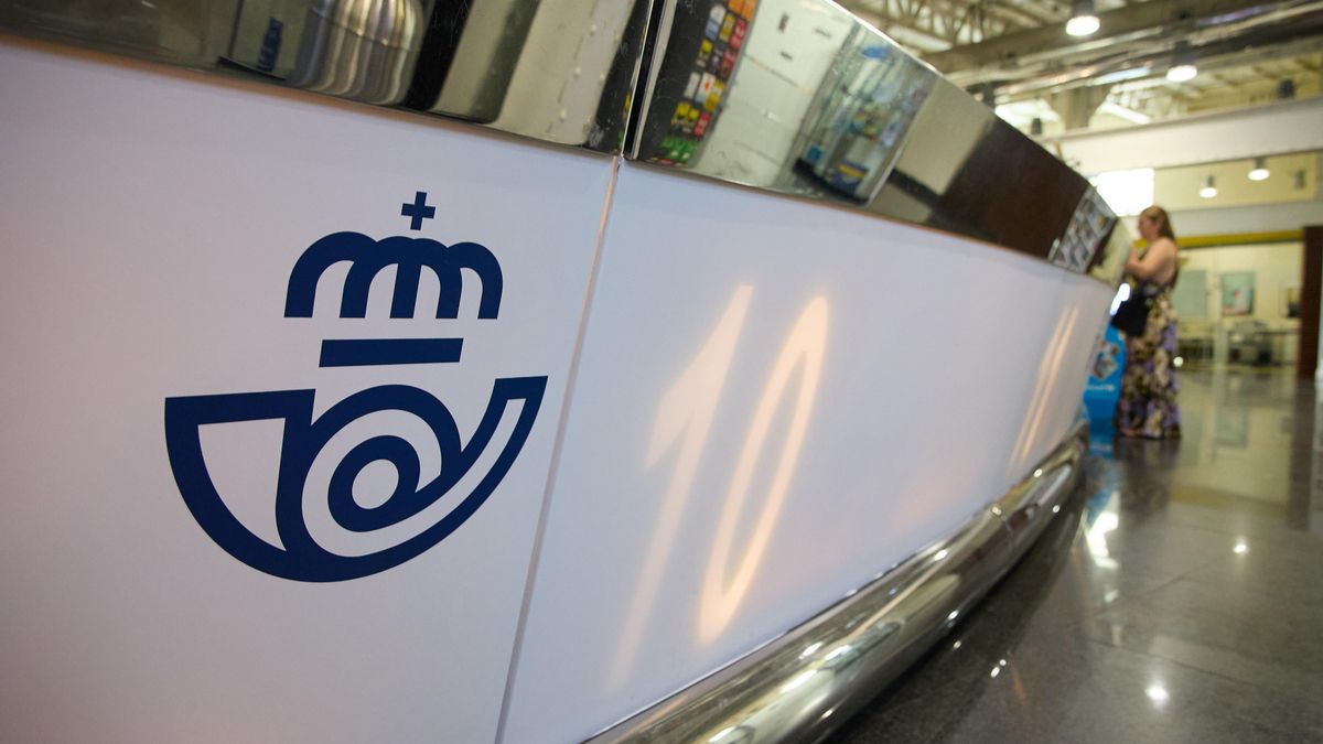 Vista de uno de los mostradores de la oficina de Correos de Cibeles, a 1 de junio de 2023, en Madrid (España). La solicitud de voto por correo puede realizarse en todas las oficinas de Correos de España. Esta petición debe ser realizada personalmente por