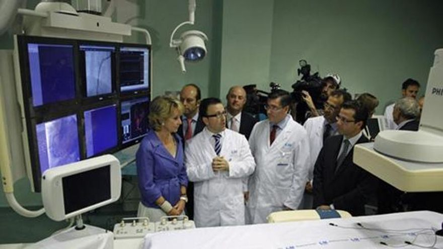 La ex presidenta de Madrid, Esperanza Aguirre, en la inauguración del hospital de Torrejón de Ardoz (Madrid) junto al consejero de Sanidad, Fernández-Lasquetty..