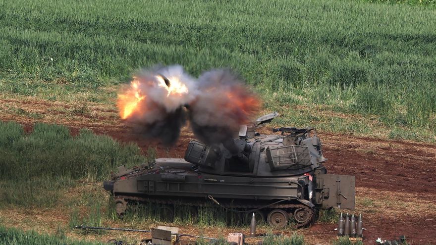 Un tanque israelí dispara un proyectil en territorio libanés.