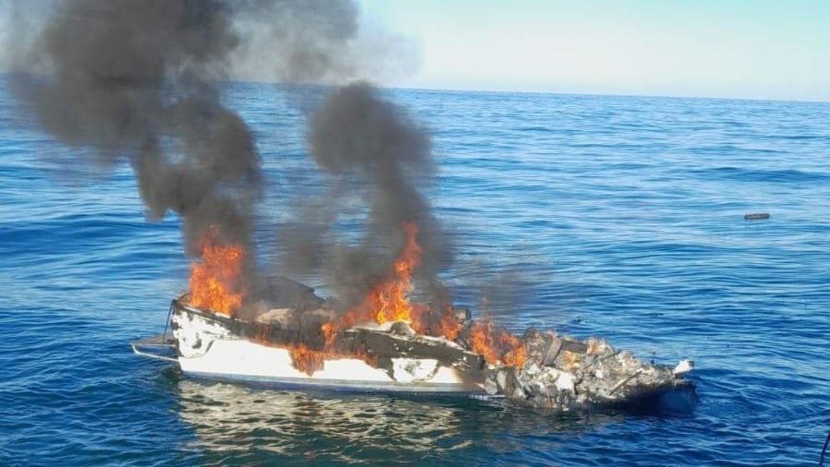 Rescatado el tripulante de un barco que se incendia y se hunde cerca de ...