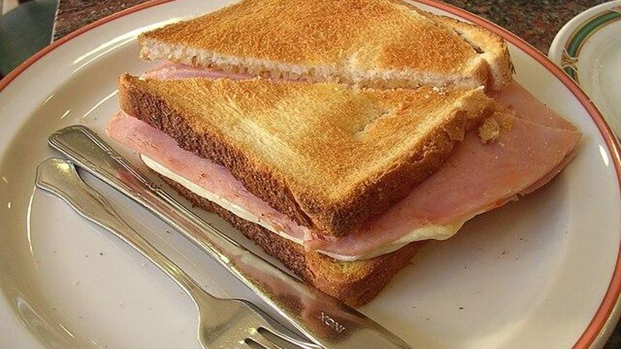 Beisbol, leyenda urbana y bikini: la historia detrás del origen del sándwich mixto