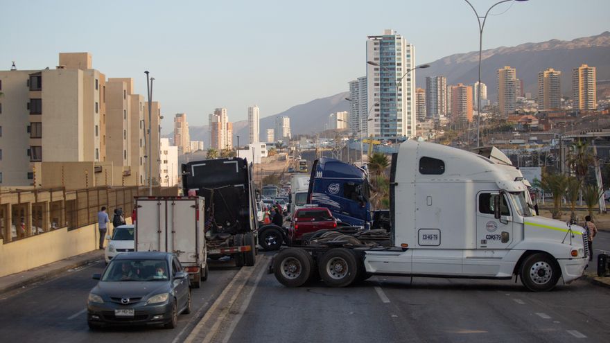 Camioneros paralizan el norte de Chile por el aumento de la migración irregular