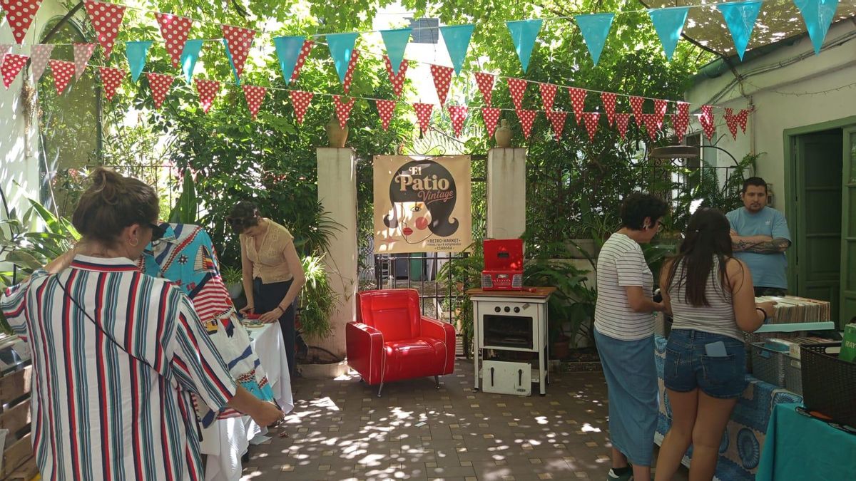 Un patio de Córdoba se convierte en un mercado 'vintage' de ropa, vinilos y antigüedades