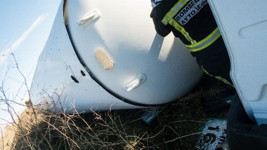 Fotografía Bomberos de León. Vuelca un camión cisterna en Roperuelos del Páramo.