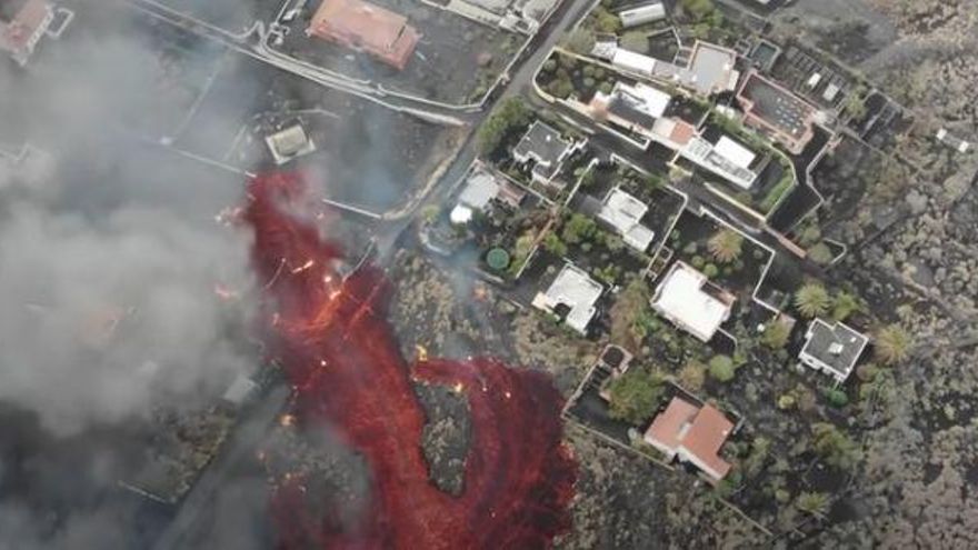 Al rojo vivo: un dron filma la nueva colada del volcán de La Palma mientras engulle casas y terrenos