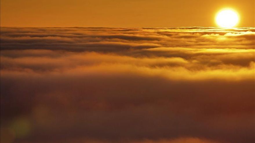 Vista de una puesta de sol con la niebla que cubre la montaña de Klinovec