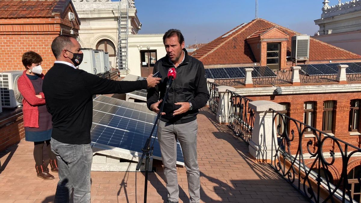 El alcalde de Valladolid, Óscar Puente, este viernes en la terraza del Ayuntamiento de Valladolid.
