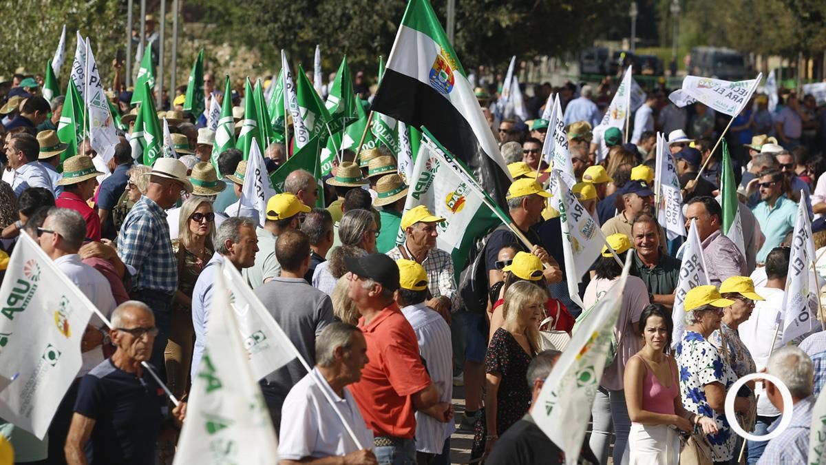 Concentración del sector agrario ante los ministros de la Unión Europea en la Puerta del Puente
