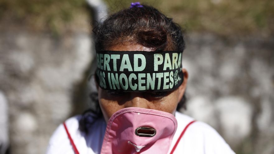 Realizan un plantón en una cárcel de El Salvador para solicitar la libertad de "inocentes"