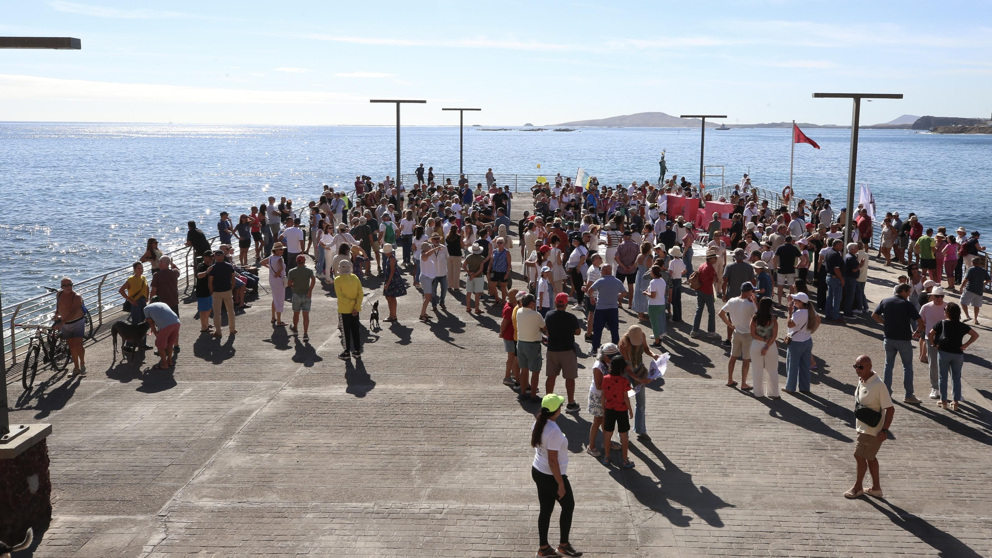 Manifestación en Melenara contra los vertidos: "Esto huele a muerto"