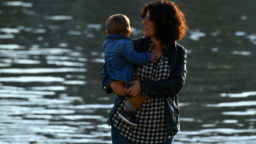 Madres monoparentales que demandan al Estado: "Está muy bien que igualen los permisos de paternidad, pero nuestros hijos siguen teniendo menos derechos"