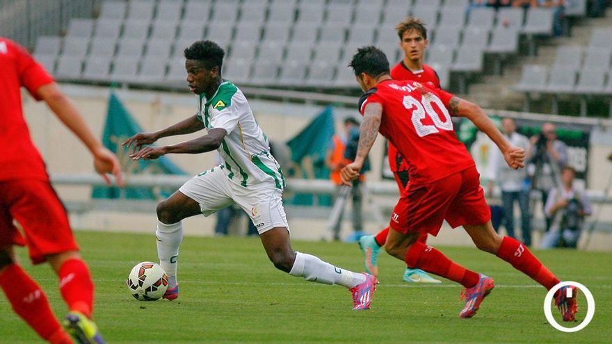 Ekeng, durante un duelo con el Córdoba CF