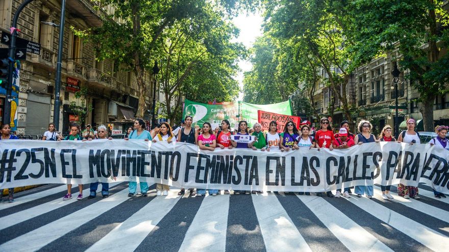 Movimientos feministas marcharon contra el gobierno de Javier Milei en el Día Mundial contra la Violencia de Género