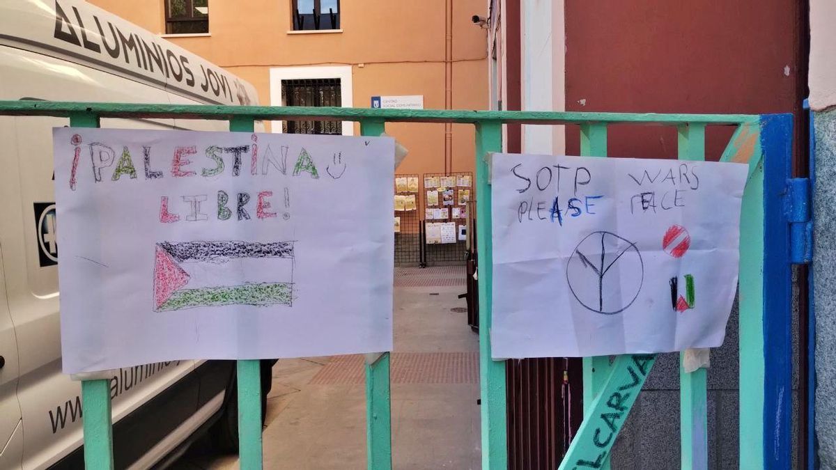 Carteles reclamando paz y libertad para Palestina en el colegio Pi i Margall