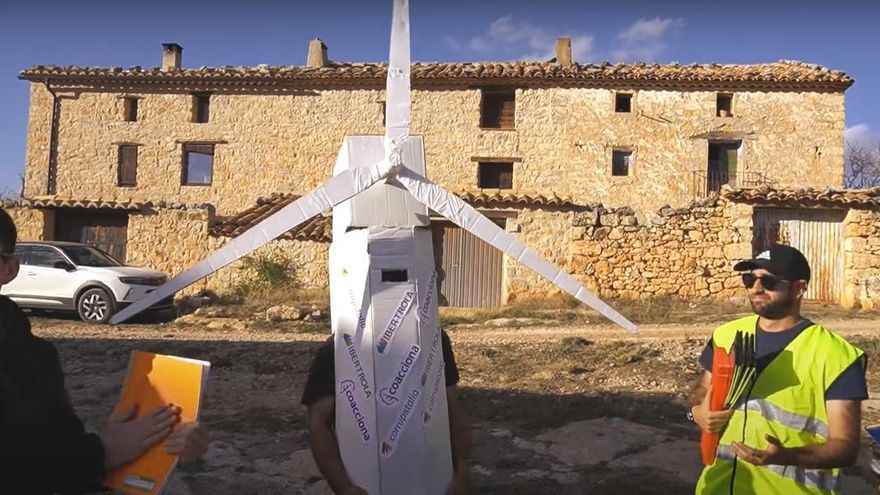 Dos de los participantes en el vídeo que caracterizan a los responsables de obra que levantarían esos parques energéticos