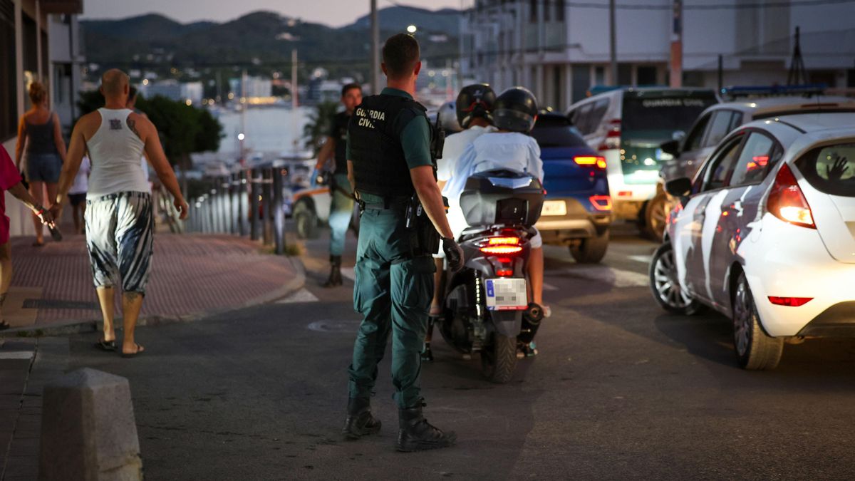 La Guàrdia Civil patrulla pels carrers de Sant Antoni acabada de caure la nit durant la temporada turística