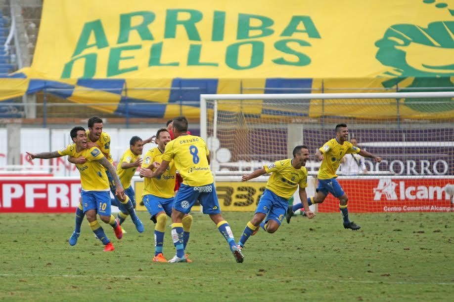 Los jugadores de la UD Las Palmas celebran el ascenso tras el pitido final.  (ALEJANDRO RAMOS)