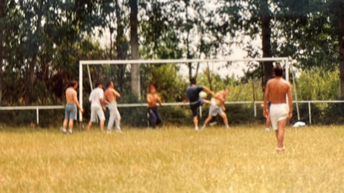 Usuarios de Proyecto Hombre jugando al fútbol.