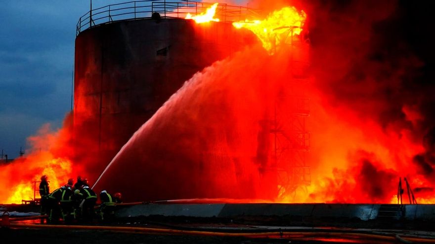 Los bomberos tratan de extinguir un fuego en un depósito de combustible atacado por bombas rusas.